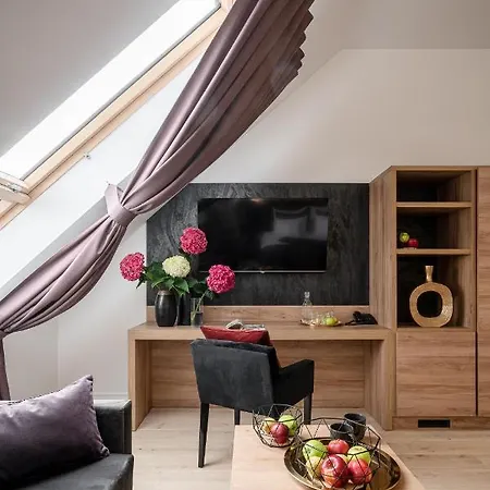 Jazz Market Square 3*